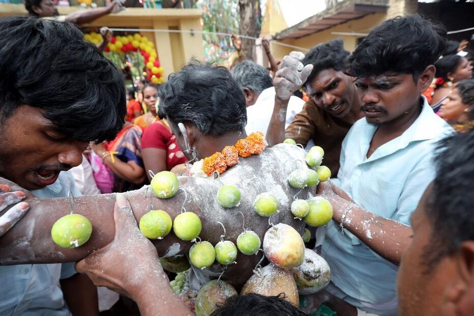 Pessoas perfuram corpo como símbolo de agradecimento à deusa 