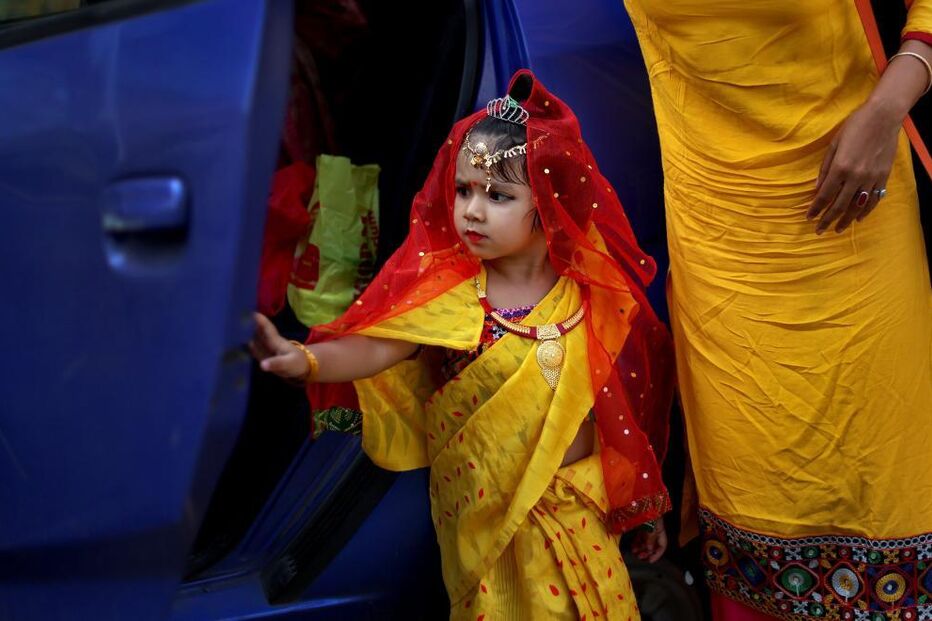 Menina indiana vestida como a deusa Durga