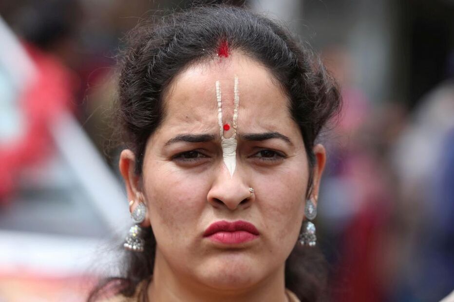 Indiana reza durante procissão hindu