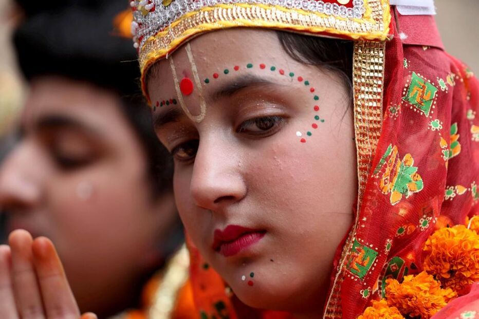 Crianças hindus vestidas como Sita e o deus hindu Rama