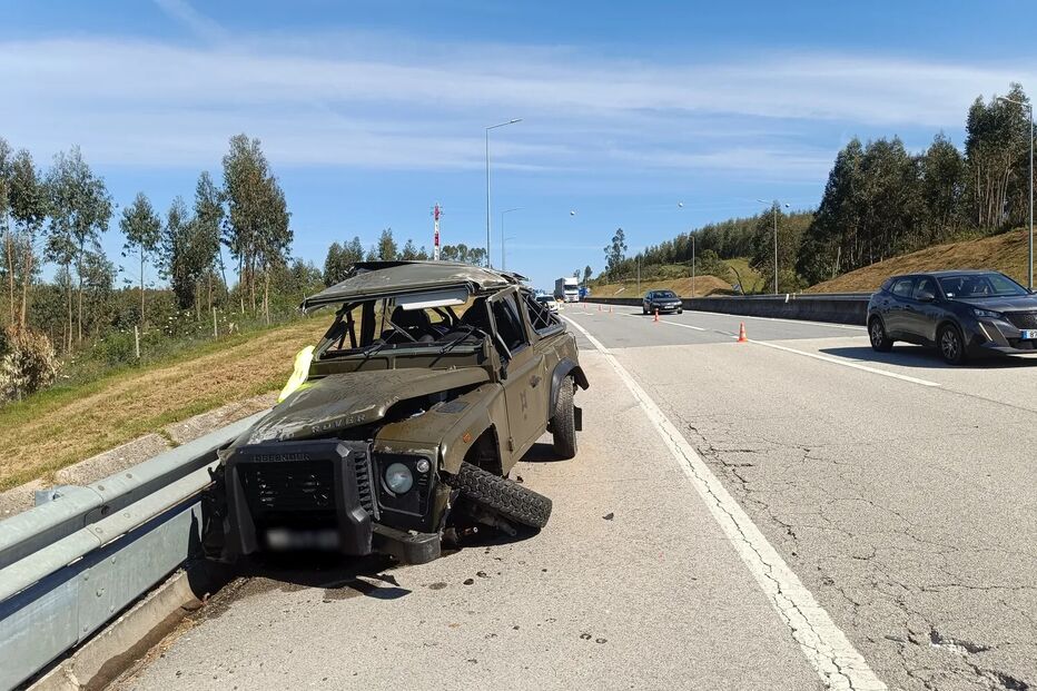 Militares feridos em capotamento na A13 em Tomar
