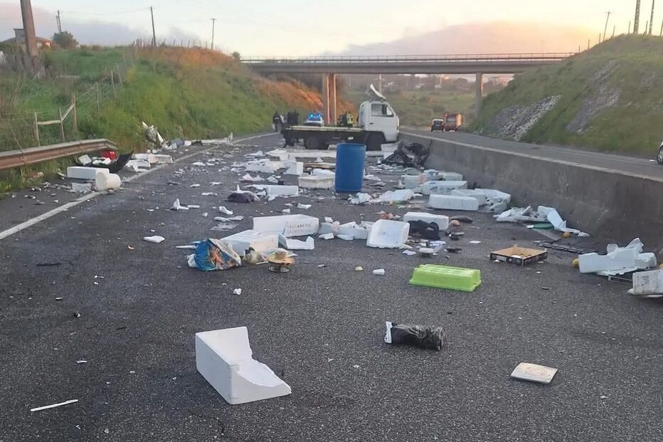 Colisão em Loures causa dois mortos e corte de trânsito na Via de Cintura da AML Norte