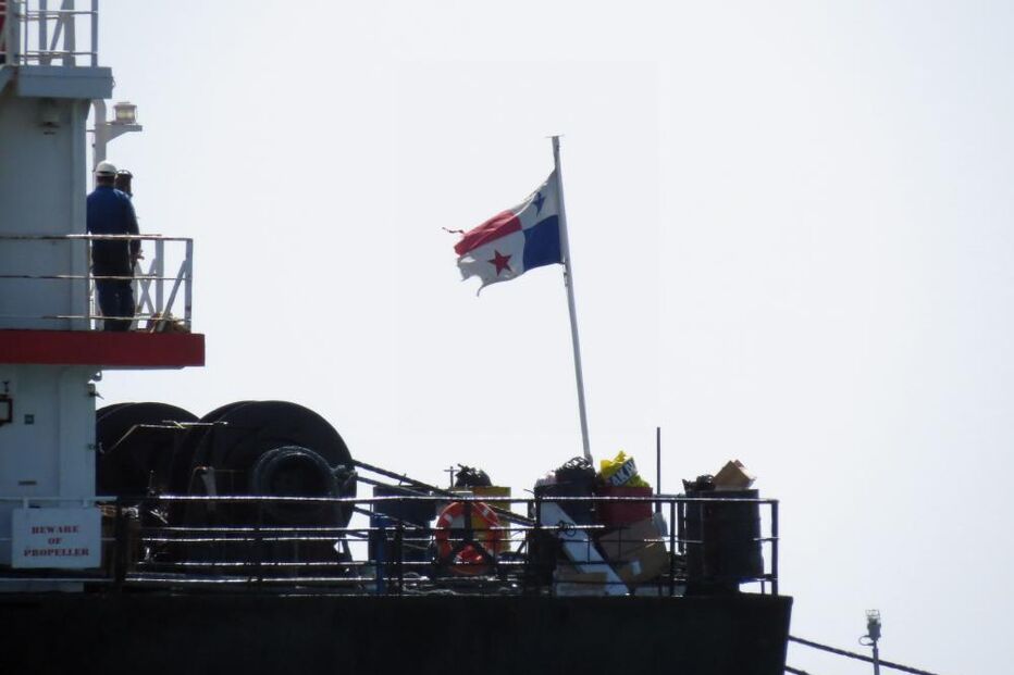 Navio com bandeira do Panamá