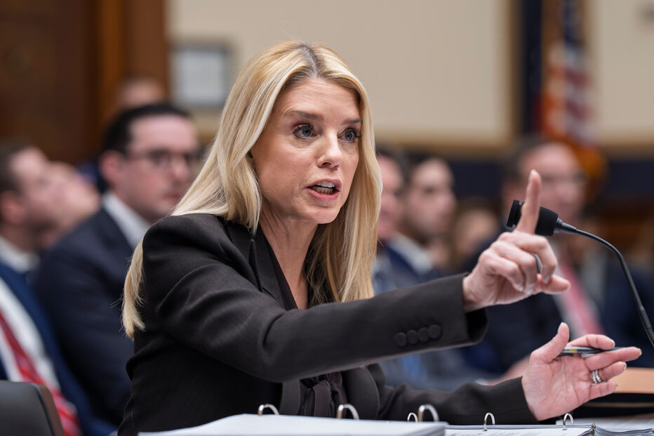 Pam Bondi testemunha sobre o caso Epstein numa audiência