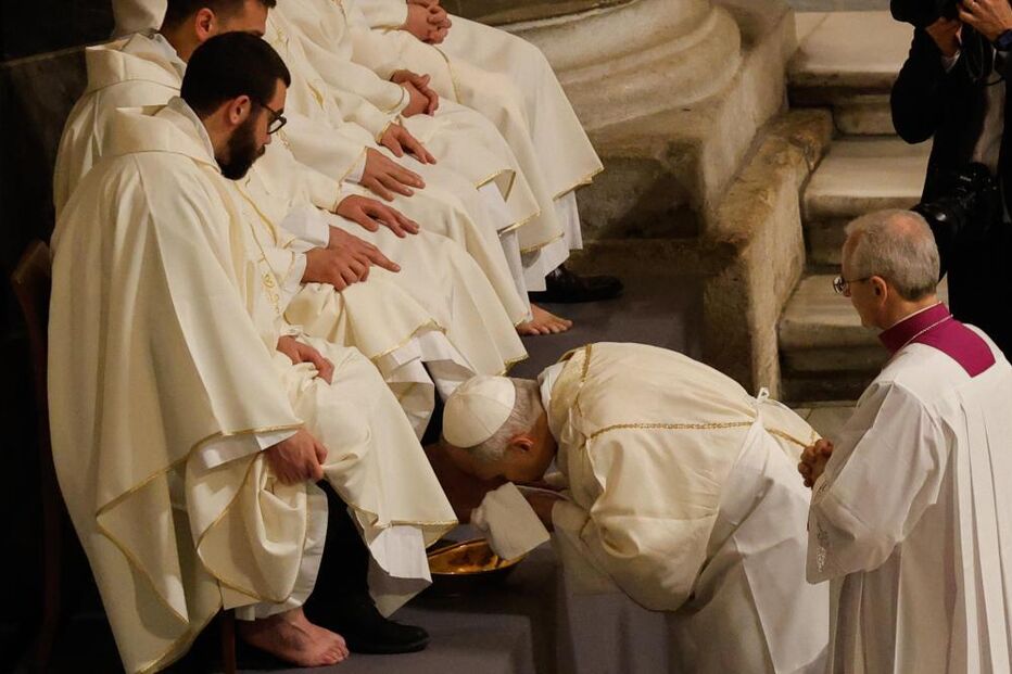 Papa Leão XIV lavou os pés a doze padres de Roma