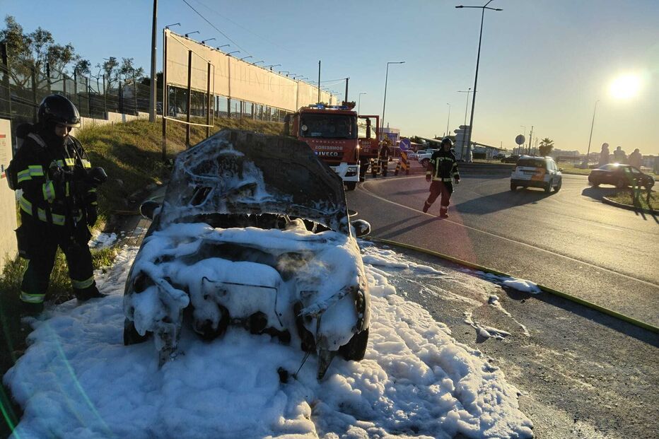 Agente da PSP ferido após ajudar no combate às chamas num carro em Faro