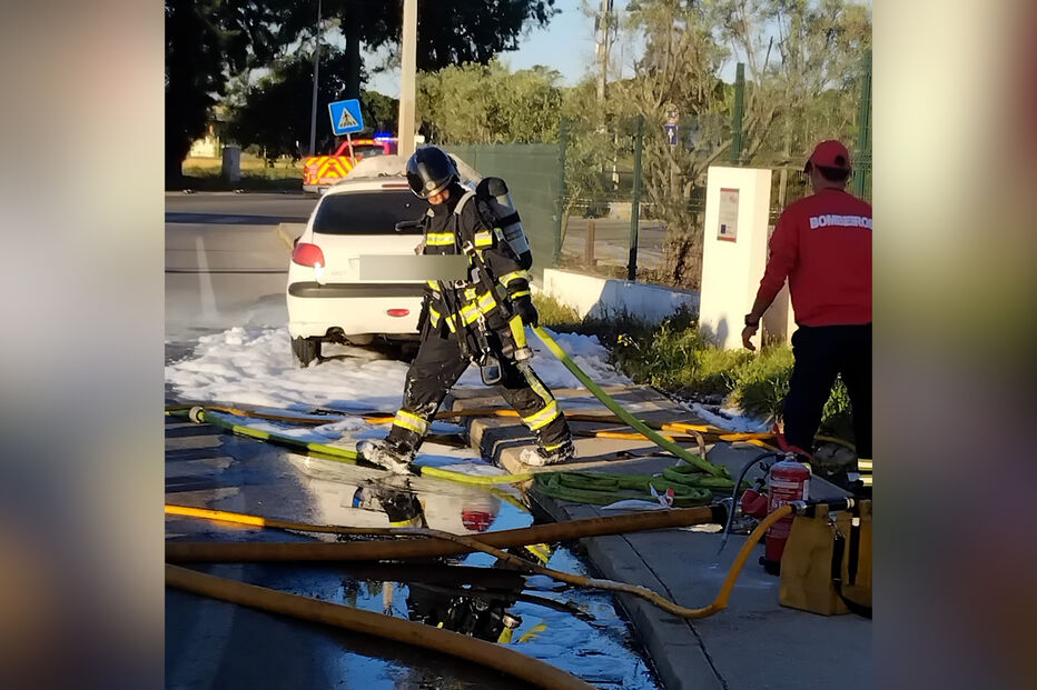 Agente da PSP ferido após ajudar no combate às chamas num carro em Faro