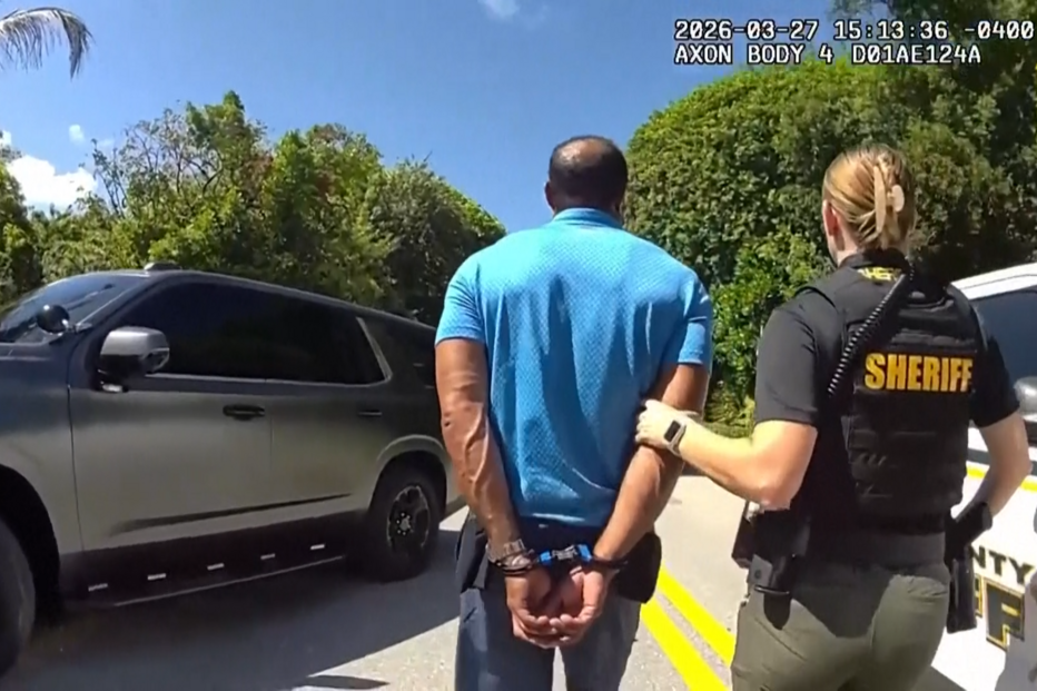 O momento em que Tiger Woods é detido por conduzir sob o efeito de substâncias na Florida 