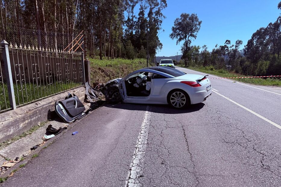 Colisão entre dois carros na Feira faz um ferido grave e um ligeiro