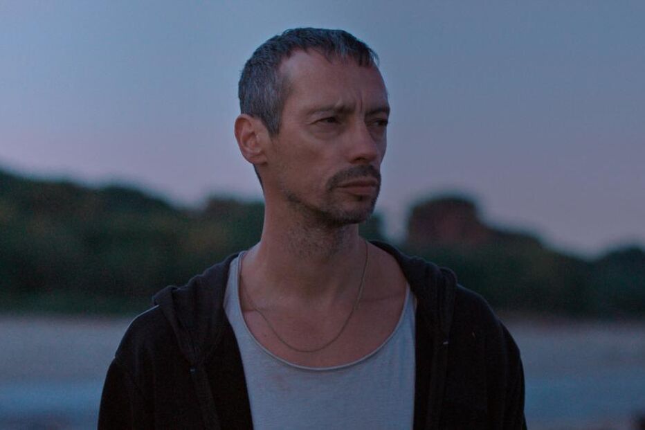 Simão Cayatte lança 'O Barqueiro', filme sobre violência e delicadeza.
