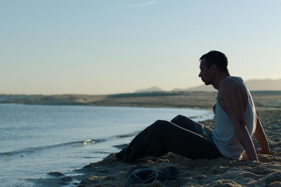 Simão Cayatte estreia 'O Barqueiro' com um homem sentado na praia