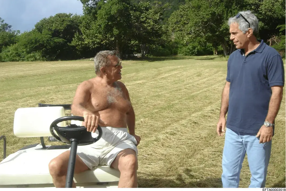 Jeffrey Epstein é fotografado num campo de golfe