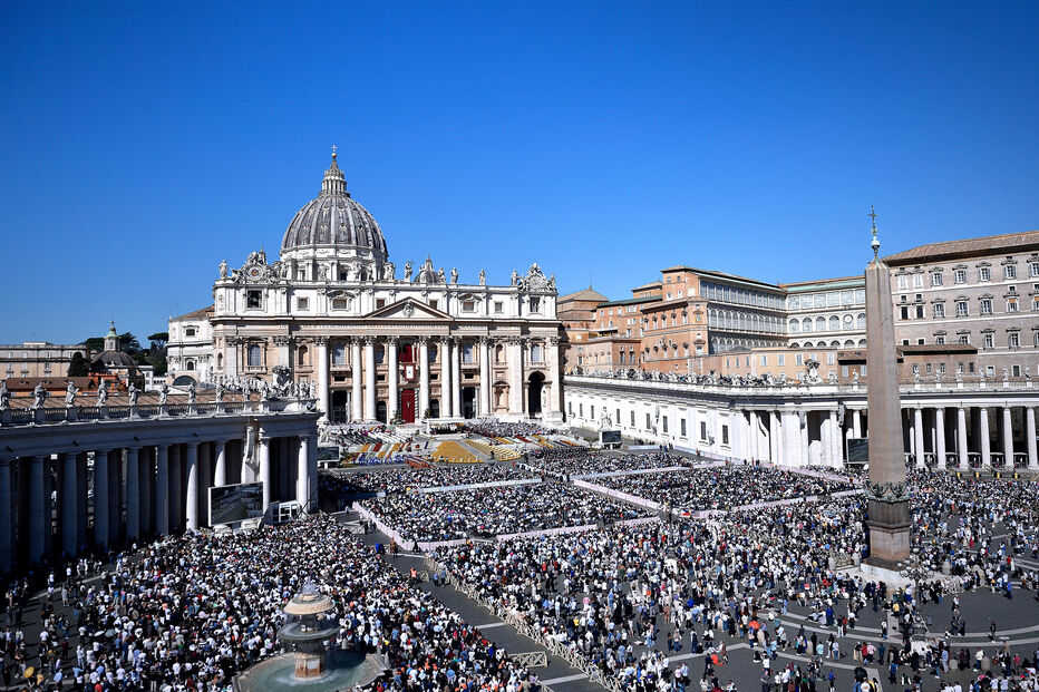 Milhares de pessoas assistiram à missa de Páscoa no Vaticano