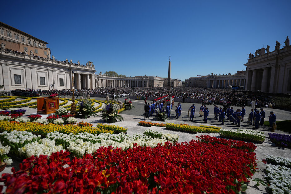 Praça de São Pedro, no Vaticano, repleta de fiéis