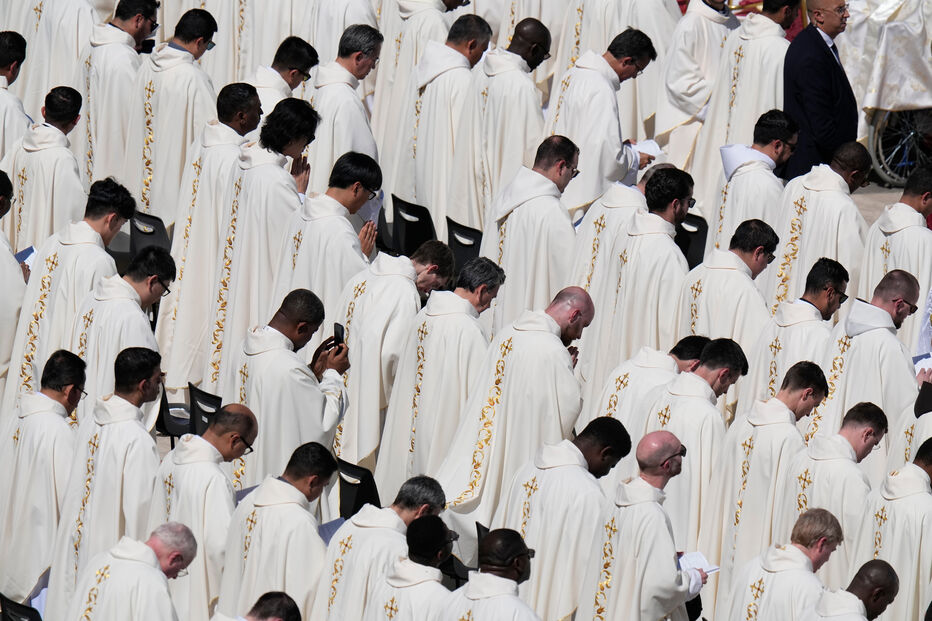 Clérigos acompanham missa de Páscoa