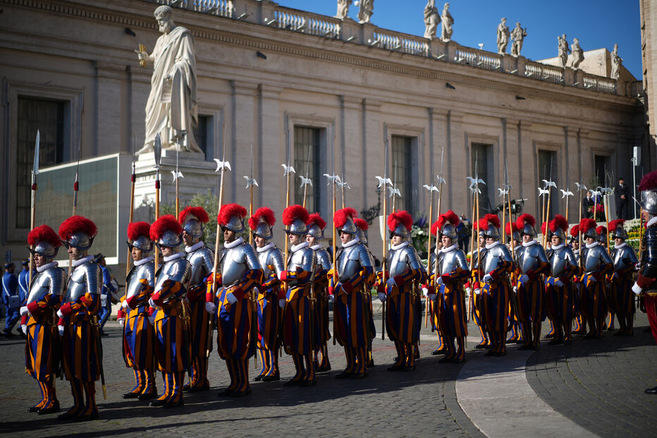 Guardas suíços pontifícios em posição na Praça de São Pedro, no Vaticano