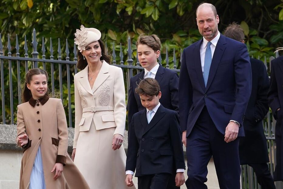 William e Kate com os filhos, George, Louis e Charlotte, na missa de Páscoa em Windsor