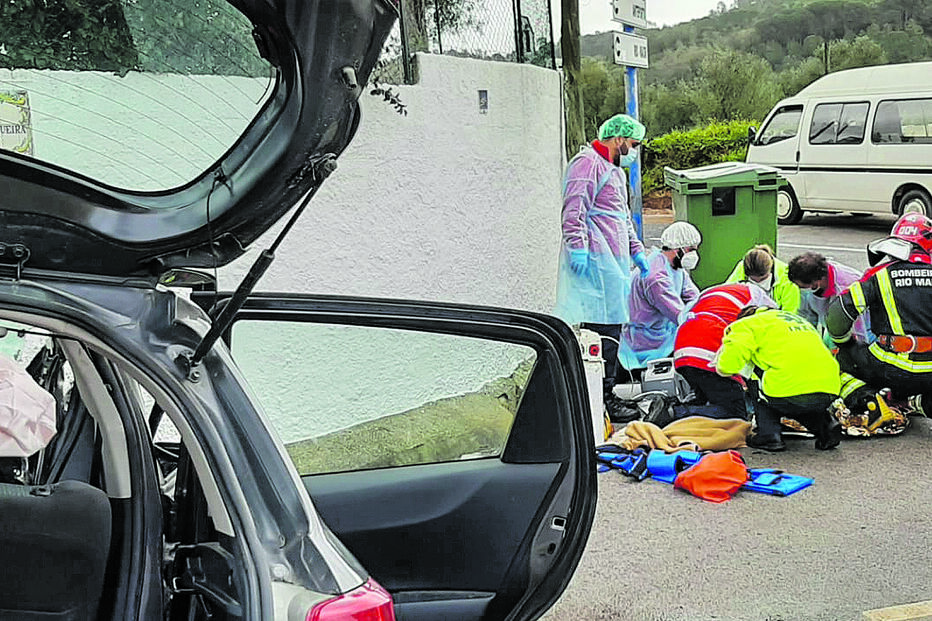 Os dois filhos menores da arguida foram assistidos no local e depois transportados para o hospital, mas acabaram por morrer