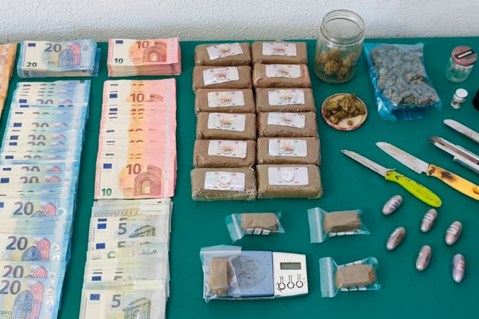 GNR detém traficante nas Caldas da Rainha com 8.800 euros e droga