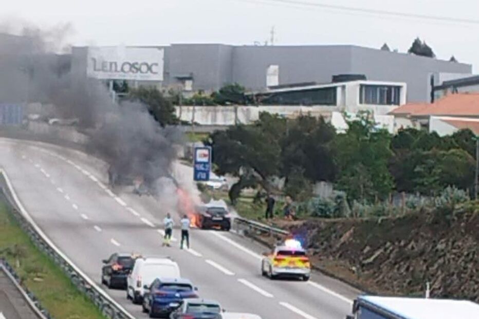 Incêndio automóvel condiciona trânsito na A4, em Paredes. GNR e Brisa no local