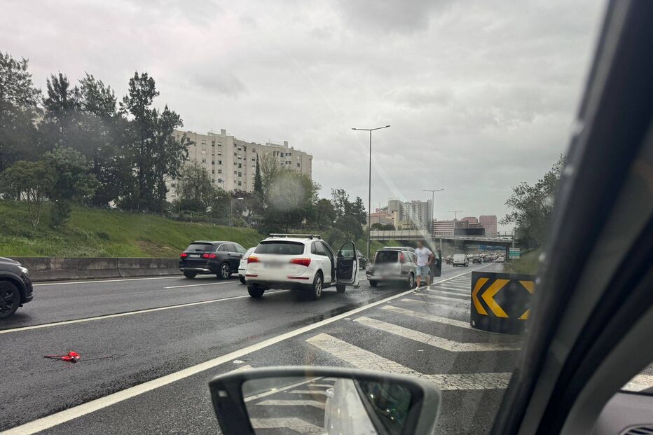 Colisão em cadeia no Eixo Norte-Sul, em Lisboa, causa congestionamento