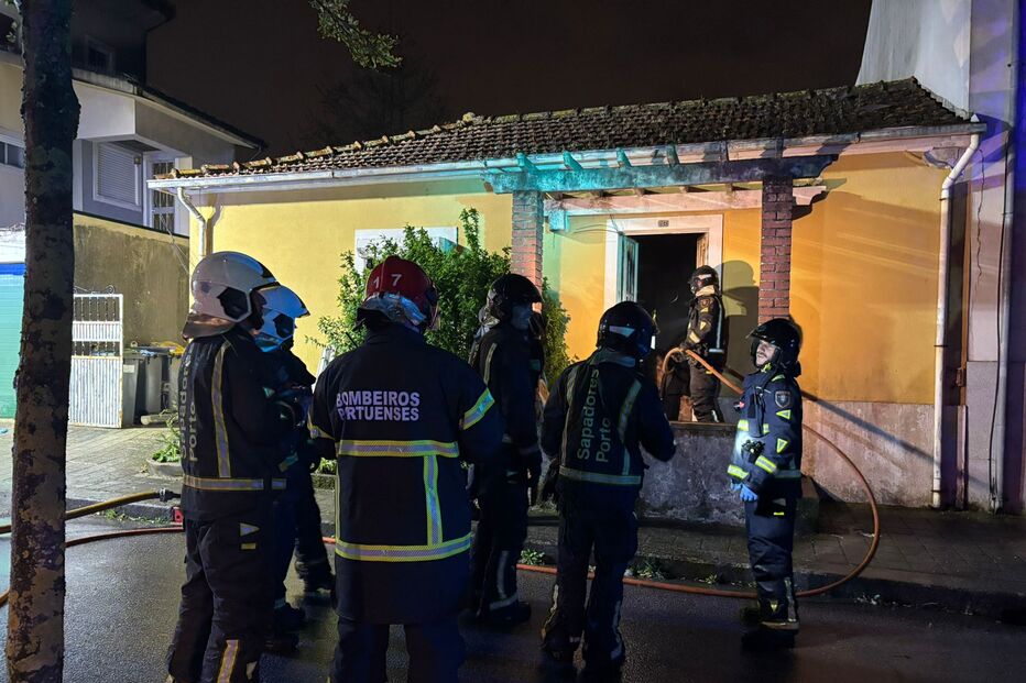 Bombeiros atuam num incêndio em edifício residencial