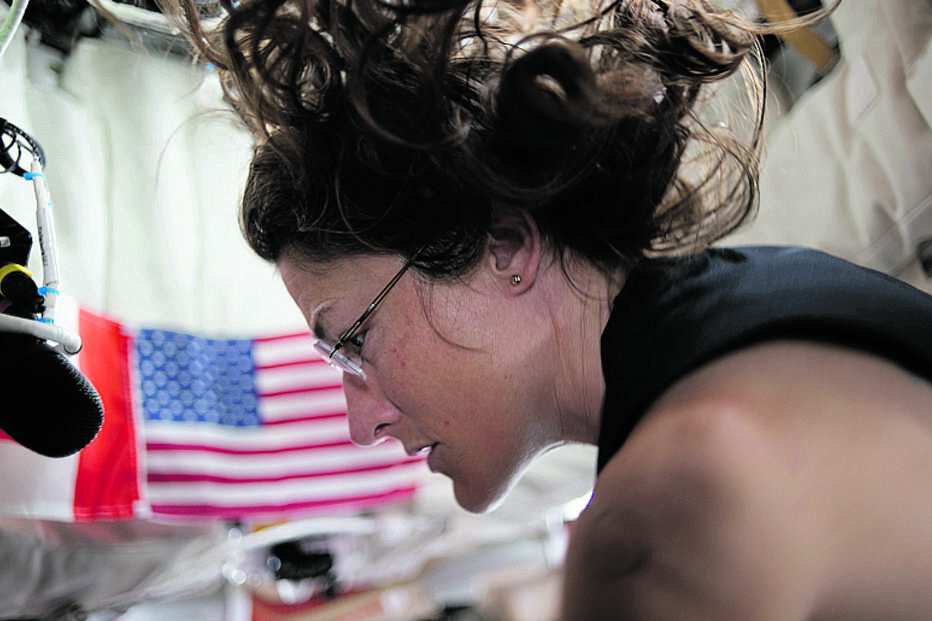 Christina Koch detém o recorde de voo espacial contínuo mais longo realizado por uma mulher, com 328 dias a bordo da ISS 