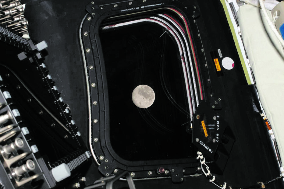 Fotografia da Lua libertada esta segunda-feira pela NASA captada de uma escotilha da cápsula ‘Orion’