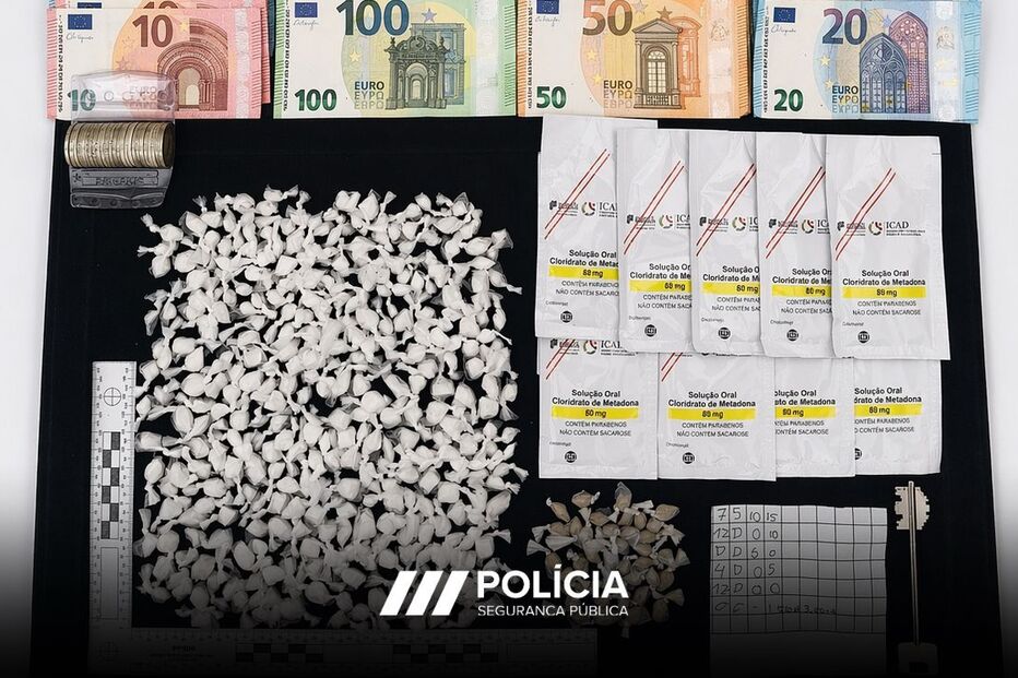 Apreensão de dinheiro e solução oral de cloridrato de metadona pela polícia