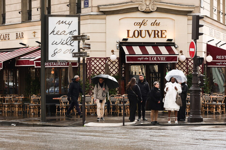 Café du Louvre em Paris acolhe fãs de Céline Dion após corrida por bilhetes.
