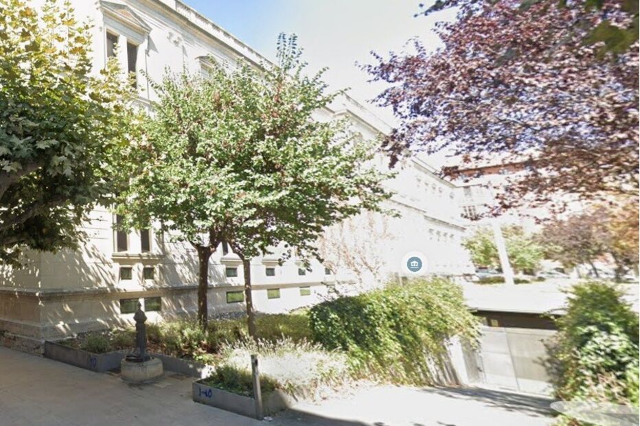 Edifício branco com árvores em Lleida, Espanha