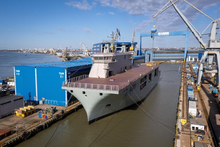 Navio da Marinha posto a flutuar em estaleiro