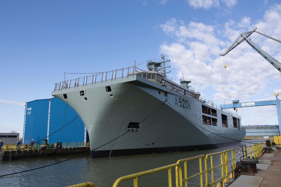 Navio porta-drones da Marinha flutua pela primeira vez