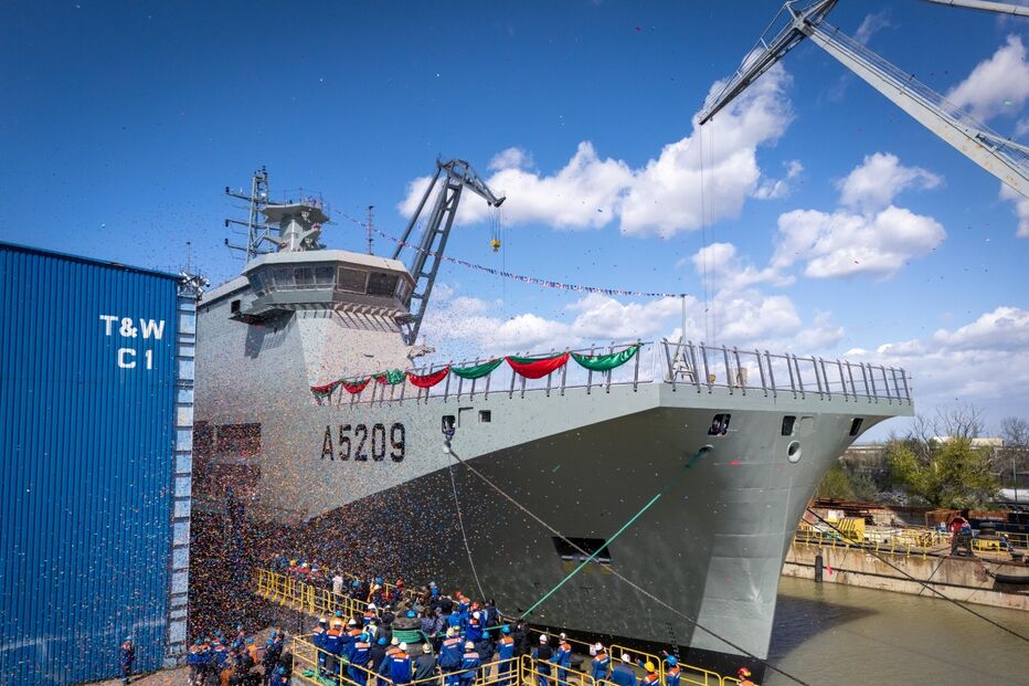 Navio-patrulha multifuncional da Marinha flutua pela primeira vez