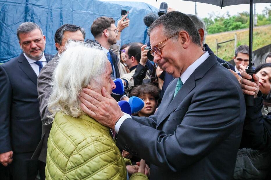 Presidente da República, António José Seguro, conforta uma popular, durante a visita a habitações destruídas pelo mau tempo