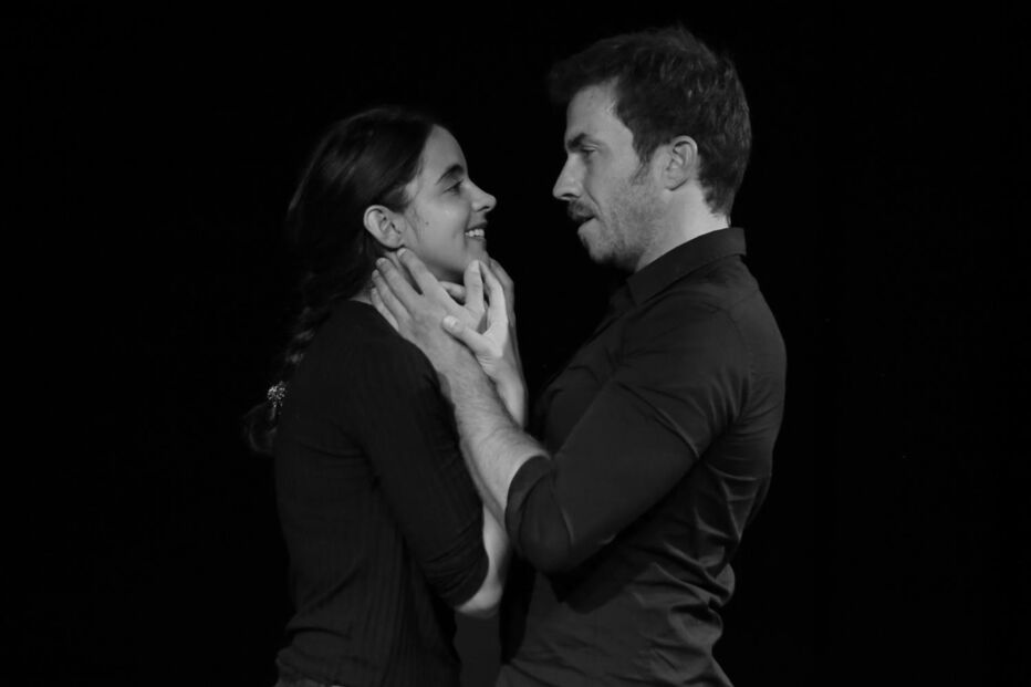 Sara Matos e Reanto Godinho em cena na peça de teatro 'Yerma', em 2020