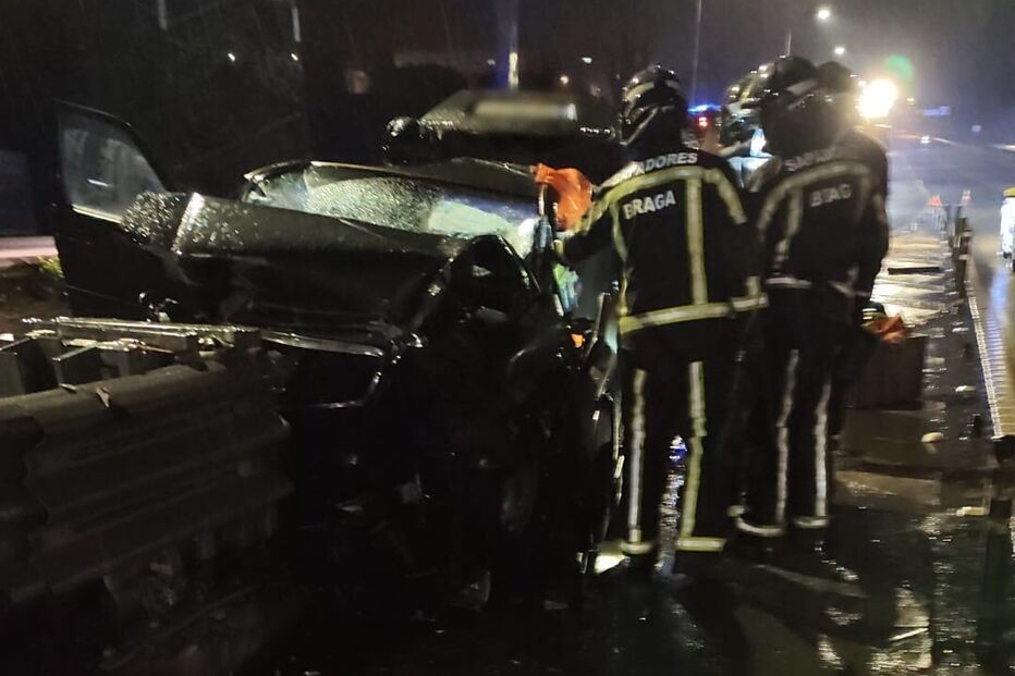 Condutor embate em separador de betão e fica gravemente ferido