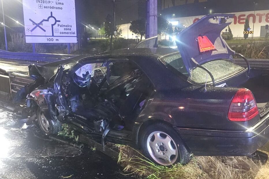 Condutor embate em separador de betão e fica gravemente ferido