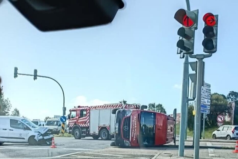 Três feridos em colisão de carrinha com ambulância no Barreiro