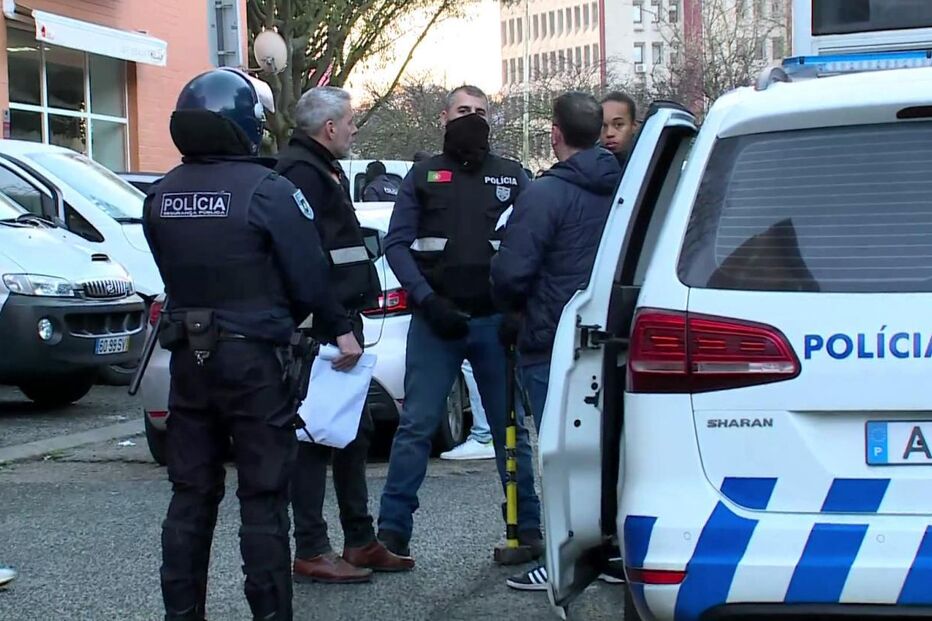 Operação policial com agentes e carrinha identificada