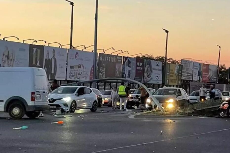 Colisão automóvel causa transtorno no trânsito