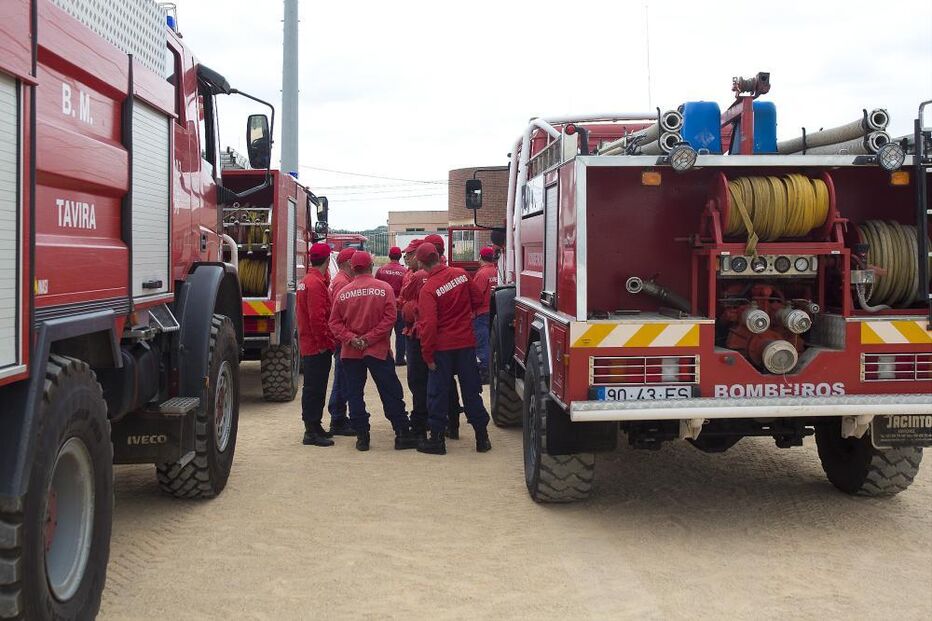 Bombeiros de Tavira junto a carros de combate a incêndios