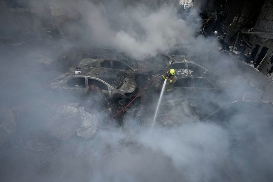 Bombeiros combatem incêndio em Beirute após ataque israelita