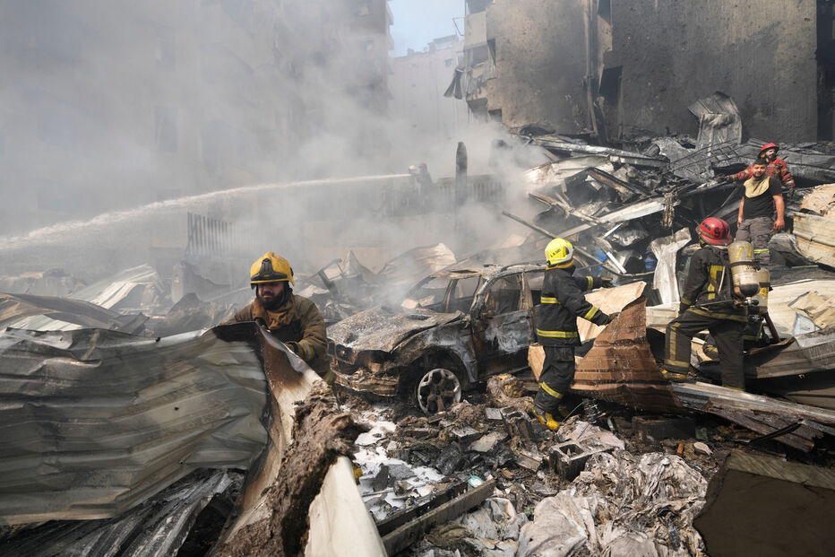 Bombeiros atuam em Beirute, após ataques israelenses