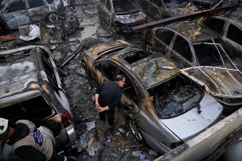 Após ataque em Beirute, carros destruídos e equipas de resgate avaliam os danos