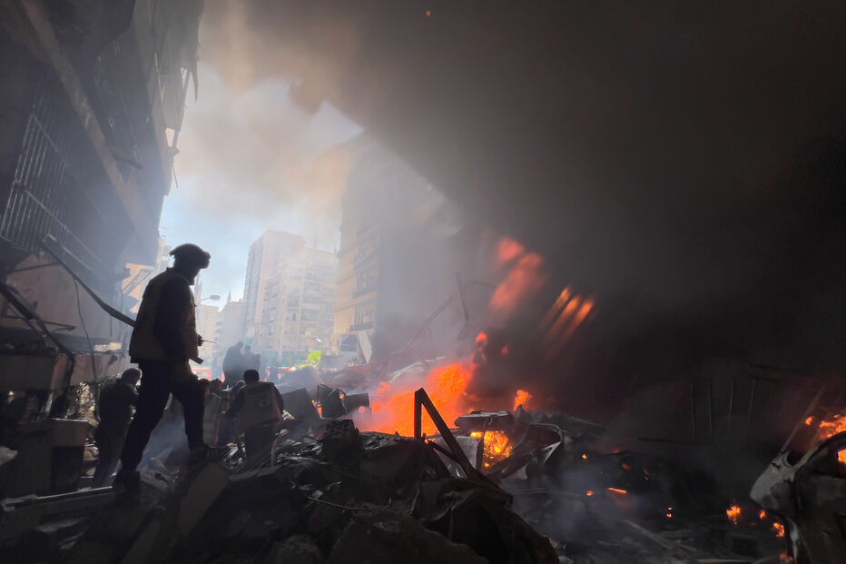 Ataque israelita atinge Beirute, bombeiros combatem as chamas nos escombros