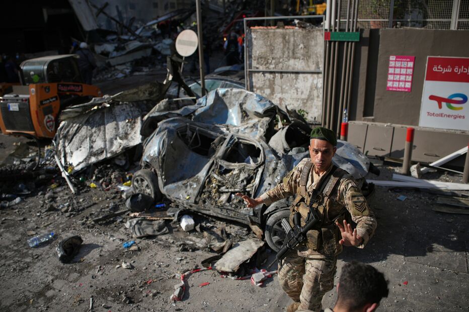 Após ataque em Beirute, militar libanês isola destroços de carros