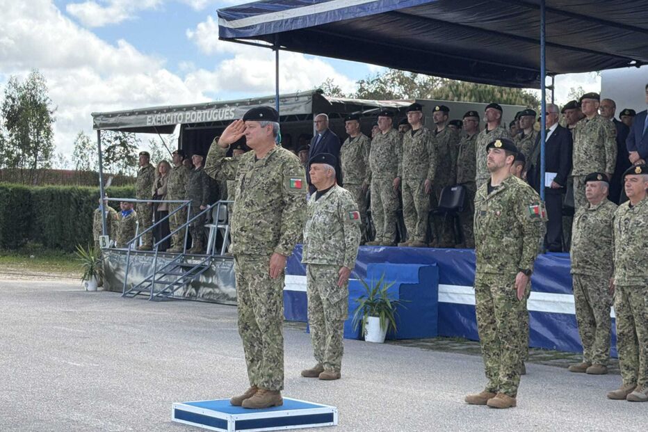 Cerimónia com militares do Exército Português em parada