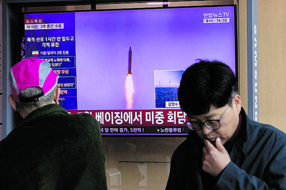 Mísseis de curto alcance despenharam-se no mar