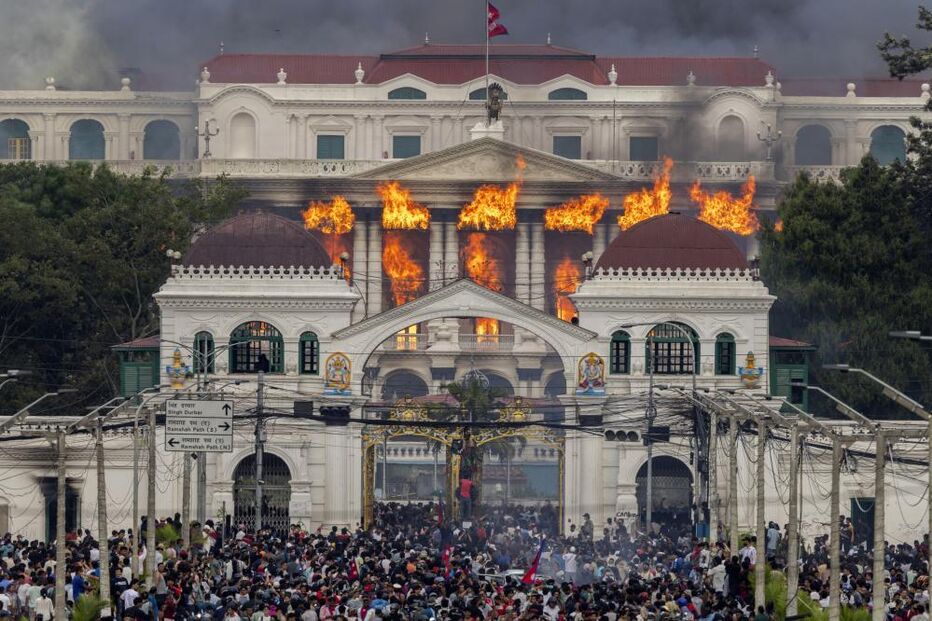 Incêndio num edifício governamental durante protesto em Katmandu, Nepal